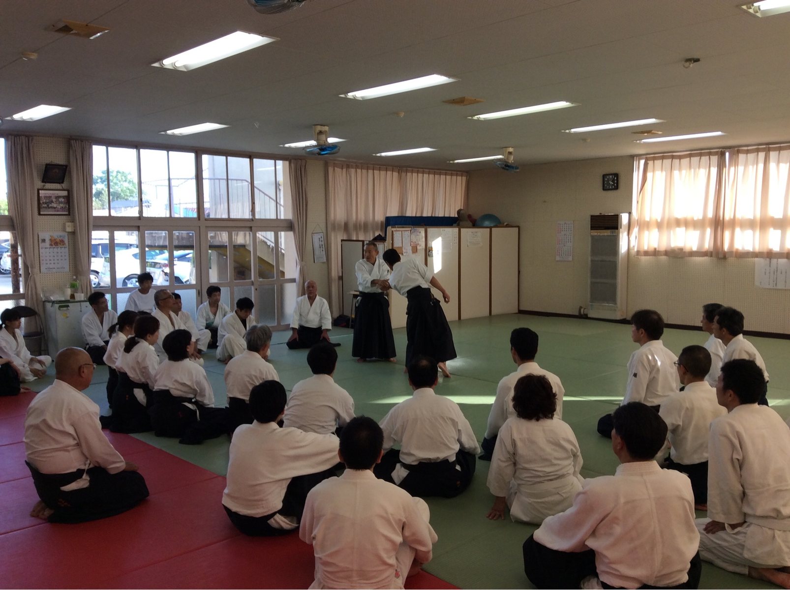神戸祥平塾で合気道の技を稽古している様子